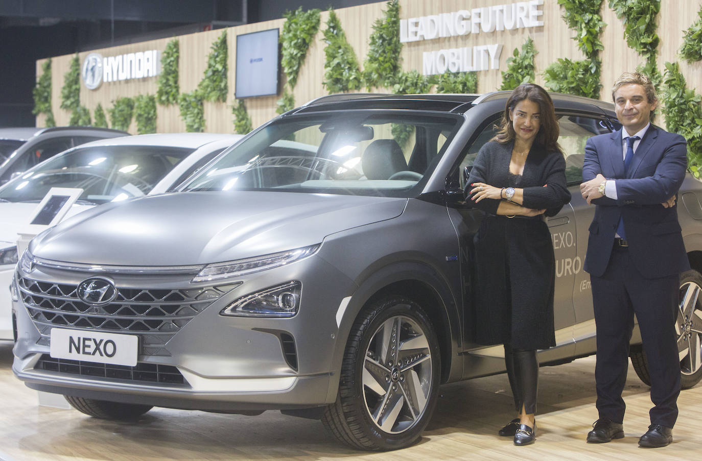 La Feria del Automóvil de Valencia ofrece desde este jueves descuentos de 6.000 euros de media y vehículos a la venta desde 3.500 euros así como las novedades de las marcas y la tecnología eléctrica, híbrida, GLP (gas) o hidrógeno. El salón abre con más de 4.500 coches a la venta, un 15 % más que el año pasado y 90 expositores directos, el 14 % más, y 42 marcas oficiales representadas, según los datos de la organización. Los descuentos pueden llegar hasta los 15.000 euros en vehículos de alta gama y coches con valor de salida muy bajo, en algunos casos desde 3.500 euros. La cita permanecerá abierta hasta el 8 de diciembre en Feria Valencia.