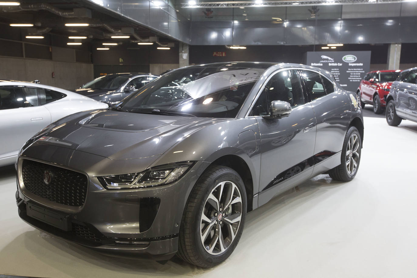 La Feria del Automóvil de Valencia ofrece desde este jueves descuentos de 6.000 euros de media y vehículos a la venta desde 3.500 euros así como las novedades de las marcas y la tecnología eléctrica, híbrida, GLP (gas) o hidrógeno. El salón abre con más de 4.500 coches a la venta, un 15 % más que el año pasado y 90 expositores directos, el 14 % más, y 42 marcas oficiales representadas, según los datos de la organización. Los descuentos pueden llegar hasta los 15.000 euros en vehículos de alta gama y coches con valor de salida muy bajo, en algunos casos desde 3.500 euros. La cita permanecerá abierta hasta el 8 de diciembre en Feria Valencia.