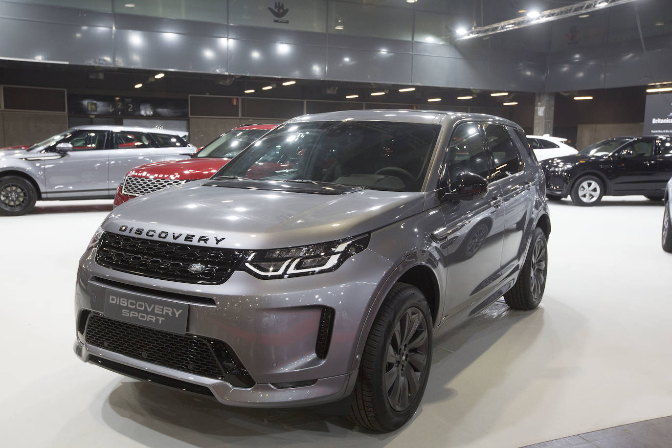 La Feria del Automóvil de Valencia ofrece desde este jueves descuentos de 6.000 euros de media y vehículos a la venta desde 3.500 euros así como las novedades de las marcas y la tecnología eléctrica, híbrida, GLP (gas) o hidrógeno. El salón abre con más de 4.500 coches a la venta, un 15 % más que el año pasado y 90 expositores directos, el 14 % más, y 42 marcas oficiales representadas, según los datos de la organización. Los descuentos pueden llegar hasta los 15.000 euros en vehículos de alta gama y coches con valor de salida muy bajo, en algunos casos desde 3.500 euros. La cita permanecerá abierta hasta el 8 de diciembre en Feria Valencia.