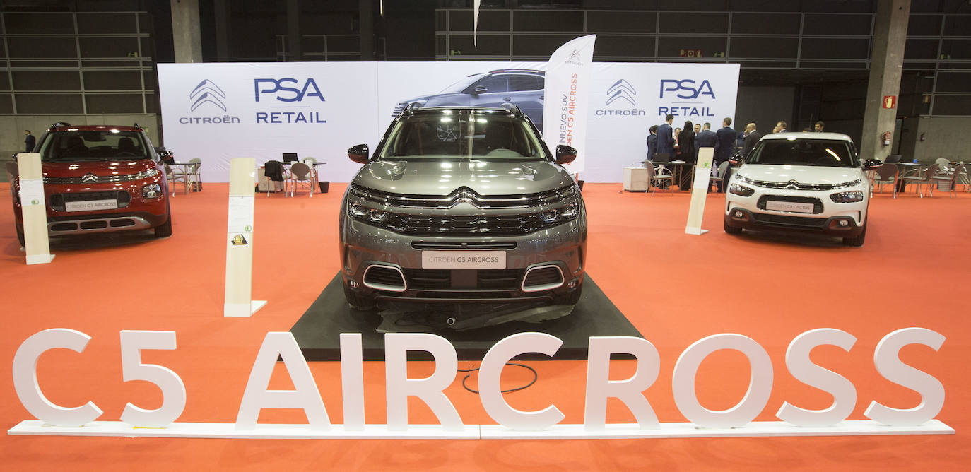 La Feria del Automóvil de Valencia ofrece desde este jueves descuentos de 6.000 euros de media y vehículos a la venta desde 3.500 euros así como las novedades de las marcas y la tecnología eléctrica, híbrida, GLP (gas) o hidrógeno. El salón abre con más de 4.500 coches a la venta, un 15 % más que el año pasado y 90 expositores directos, el 14 % más, y 42 marcas oficiales representadas, según los datos de la organización. Los descuentos pueden llegar hasta los 15.000 euros en vehículos de alta gama y coches con valor de salida muy bajo, en algunos casos desde 3.500 euros. La cita permanecerá abierta hasta el 8 de diciembre en Feria Valencia.