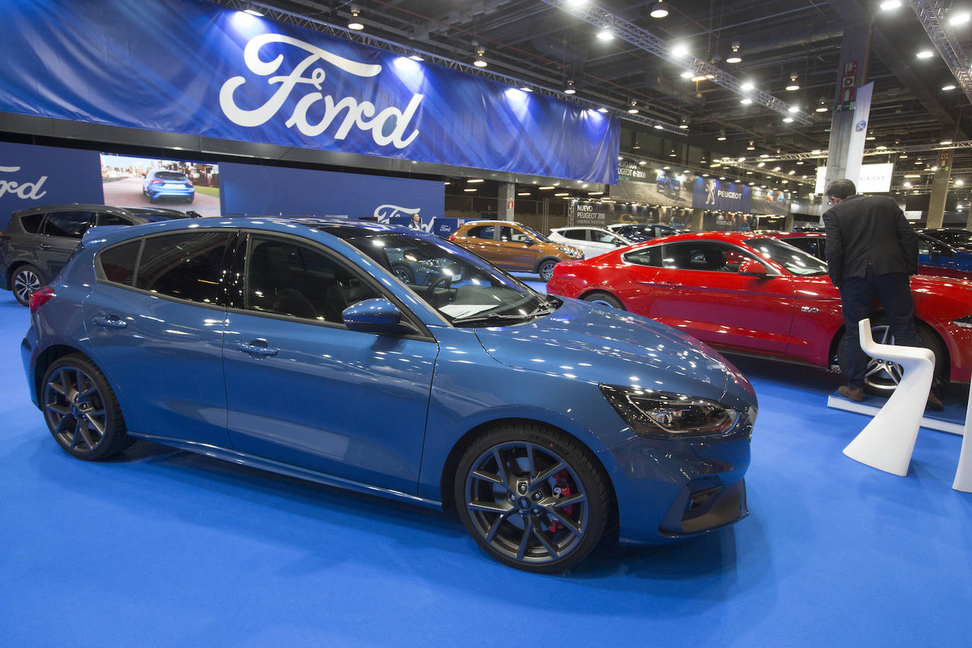La Feria del Automóvil de Valencia ofrece desde este jueves descuentos de 6.000 euros de media y vehículos a la venta desde 3.500 euros así como las novedades de las marcas y la tecnología eléctrica, híbrida, GLP (gas) o hidrógeno. El salón abre con más de 4.500 coches a la venta, un 15 % más que el año pasado y 90 expositores directos, el 14 % más, y 42 marcas oficiales representadas, según los datos de la organización. Los descuentos pueden llegar hasta los 15.000 euros en vehículos de alta gama y coches con valor de salida muy bajo, en algunos casos desde 3.500 euros. La cita permanecerá abierta hasta el 8 de diciembre en Feria Valencia.