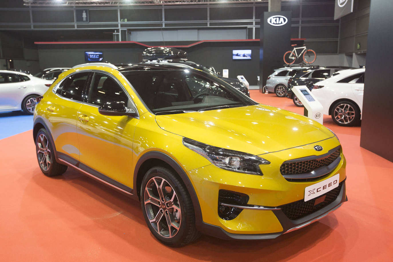 La Feria del Automóvil de Valencia ofrece desde este jueves descuentos de 6.000 euros de media y vehículos a la venta desde 3.500 euros así como las novedades de las marcas y la tecnología eléctrica, híbrida, GLP (gas) o hidrógeno. El salón abre con más de 4.500 coches a la venta, un 15 % más que el año pasado y 90 expositores directos, el 14 % más, y 42 marcas oficiales representadas, según los datos de la organización. Los descuentos pueden llegar hasta los 15.000 euros en vehículos de alta gama y coches con valor de salida muy bajo, en algunos casos desde 3.500 euros. La cita permanecerá abierta hasta el 8 de diciembre en Feria Valencia.