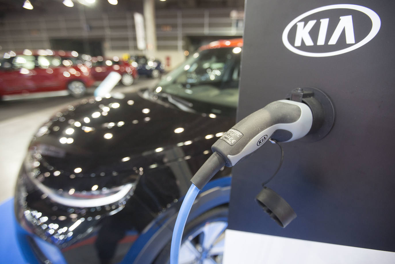 La Feria del Automóvil de Valencia ofrece desde este jueves descuentos de 6.000 euros de media y vehículos a la venta desde 3.500 euros así como las novedades de las marcas y la tecnología eléctrica, híbrida, GLP (gas) o hidrógeno. El salón abre con más de 4.500 coches a la venta, un 15 % más que el año pasado y 90 expositores directos, el 14 % más, y 42 marcas oficiales representadas, según los datos de la organización. Los descuentos pueden llegar hasta los 15.000 euros en vehículos de alta gama y coches con valor de salida muy bajo, en algunos casos desde 3.500 euros. La cita permanecerá abierta hasta el 8 de diciembre en Feria Valencia.