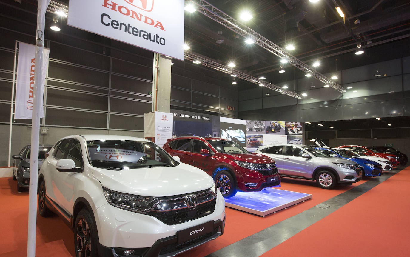 La Feria del Automóvil de Valencia ofrece desde este jueves descuentos de 6.000 euros de media y vehículos a la venta desde 3.500 euros así como las novedades de las marcas y la tecnología eléctrica, híbrida, GLP (gas) o hidrógeno. El salón abre con más de 4.500 coches a la venta, un 15 % más que el año pasado y 90 expositores directos, el 14 % más, y 42 marcas oficiales representadas, según los datos de la organización. Los descuentos pueden llegar hasta los 15.000 euros en vehículos de alta gama y coches con valor de salida muy bajo, en algunos casos desde 3.500 euros. La cita permanecerá abierta hasta el 8 de diciembre en Feria Valencia.