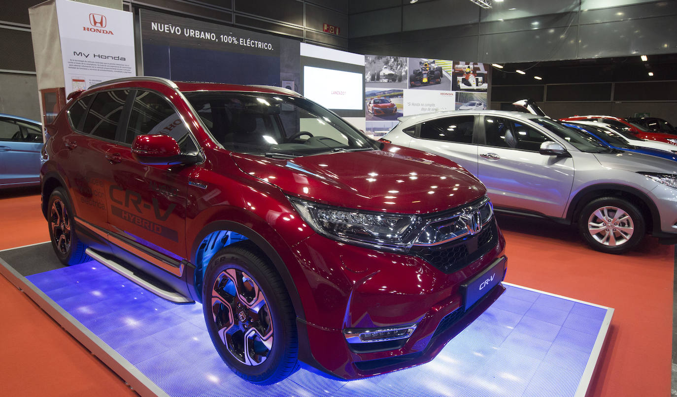 La Feria del Automóvil de Valencia ofrece desde este jueves descuentos de 6.000 euros de media y vehículos a la venta desde 3.500 euros así como las novedades de las marcas y la tecnología eléctrica, híbrida, GLP (gas) o hidrógeno. El salón abre con más de 4.500 coches a la venta, un 15 % más que el año pasado y 90 expositores directos, el 14 % más, y 42 marcas oficiales representadas, según los datos de la organización. Los descuentos pueden llegar hasta los 15.000 euros en vehículos de alta gama y coches con valor de salida muy bajo, en algunos casos desde 3.500 euros. La cita permanecerá abierta hasta el 8 de diciembre en Feria Valencia.