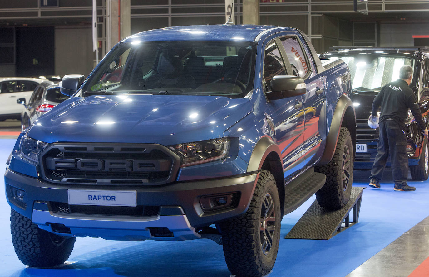 La Feria del Automóvil de Valencia ofrece desde este jueves descuentos de 6.000 euros de media y vehículos a la venta desde 3.500 euros así como las novedades de las marcas y la tecnología eléctrica, híbrida, GLP (gas) o hidrógeno. El salón abre con más de 4.500 coches a la venta, un 15 % más que el año pasado y 90 expositores directos, el 14 % más, y 42 marcas oficiales representadas, según los datos de la organización. Los descuentos pueden llegar hasta los 15.000 euros en vehículos de alta gama y coches con valor de salida muy bajo, en algunos casos desde 3.500 euros. La cita permanecerá abierta hasta el 8 de diciembre en Feria Valencia.