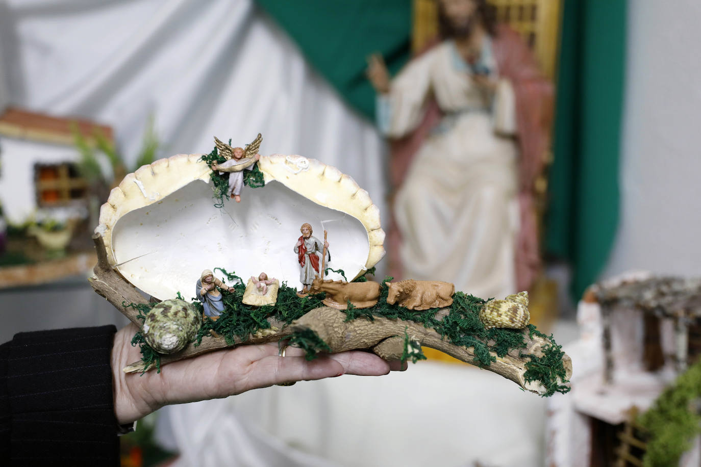 El obispo auxiliar de Valencia monseñor Esteban Escudero ha inaugurado este viernes, 6 de diciembre, la exposición de cerca de un millar de belenes solidarios elaborados con materiales de desecho reciclados por la Asociación Fray Conrado-Amigos de San Antonio, que podrá visitarse en el convento de los capuchinos de la calle Cirilo Amorós, número 67, de ValenciaCon esta muestra, que puso en marcha hace más de veinte años el religioso capuchino fray Conrado Estruch, fallecido en 2015, la asociación mantiene vivo el legado de su fundador, según su presidente, Fernando Sánchez.