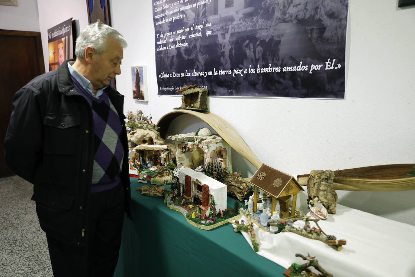 El obispo auxiliar de Valencia monseñor Esteban Escudero ha inaugurado este viernes, 6 de diciembre, la exposición de cerca de un millar de belenes solidarios elaborados con materiales de desecho reciclados por la Asociación Fray Conrado-Amigos de San Antonio, que podrá visitarse en el convento de los capuchinos de la calle Cirilo Amorós, número 67, de ValenciaCon esta muestra, que puso en marcha hace más de veinte años el religioso capuchino fray Conrado Estruch, fallecido en 2015, la asociación mantiene vivo el legado de su fundador, según su presidente, Fernando Sánchez.