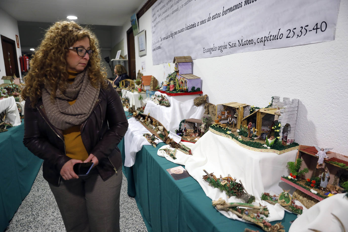 El obispo auxiliar de Valencia monseñor Esteban Escudero ha inaugurado este viernes, 6 de diciembre, la exposición de cerca de un millar de belenes solidarios elaborados con materiales de desecho reciclados por la Asociación Fray Conrado-Amigos de San Antonio, que podrá visitarse en el convento de los capuchinos de la calle Cirilo Amorós, número 67, de ValenciaCon esta muestra, que puso en marcha hace más de veinte años el religioso capuchino fray Conrado Estruch, fallecido en 2015, la asociación mantiene vivo el legado de su fundador, según su presidente, Fernando Sánchez.