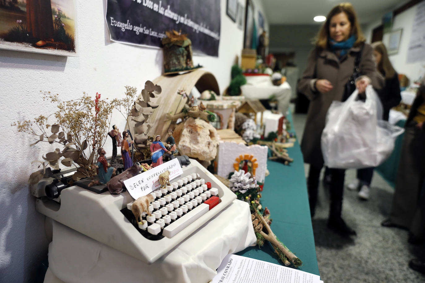 El obispo auxiliar de Valencia monseñor Esteban Escudero ha inaugurado este viernes, 6 de diciembre, la exposición de cerca de un millar de belenes solidarios elaborados con materiales de desecho reciclados por la Asociación Fray Conrado-Amigos de San Antonio, que podrá visitarse en el convento de los capuchinos de la calle Cirilo Amorós, número 67, de ValenciaCon esta muestra, que puso en marcha hace más de veinte años el religioso capuchino fray Conrado Estruch, fallecido en 2015, la asociación mantiene vivo el legado de su fundador, según su presidente, Fernando Sánchez.