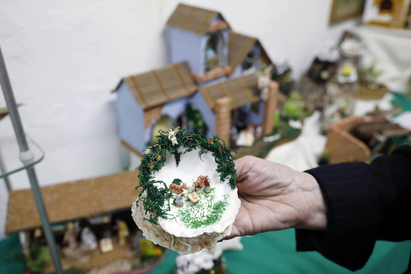 El obispo auxiliar de Valencia monseñor Esteban Escudero ha inaugurado este viernes, 6 de diciembre, la exposición de cerca de un millar de belenes solidarios elaborados con materiales de desecho reciclados por la Asociación Fray Conrado-Amigos de San Antonio, que podrá visitarse en el convento de los capuchinos de la calle Cirilo Amorós, número 67, de ValenciaCon esta muestra, que puso en marcha hace más de veinte años el religioso capuchino fray Conrado Estruch, fallecido en 2015, la asociación mantiene vivo el legado de su fundador, según su presidente, Fernando Sánchez.