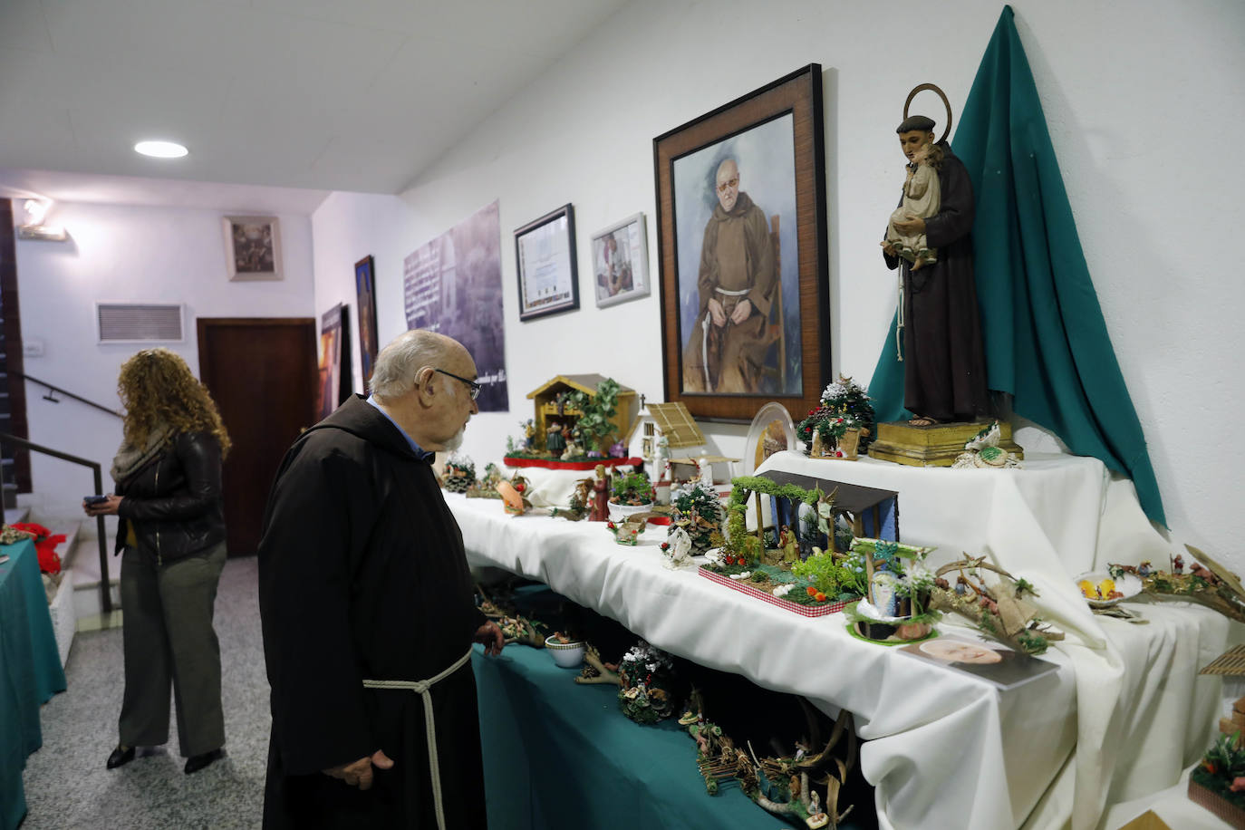 El obispo auxiliar de Valencia monseñor Esteban Escudero ha inaugurado este viernes, 6 de diciembre, la exposición de cerca de un millar de belenes solidarios elaborados con materiales de desecho reciclados por la Asociación Fray Conrado-Amigos de San Antonio, que podrá visitarse en el convento de los capuchinos de la calle Cirilo Amorós, número 67, de ValenciaCon esta muestra, que puso en marcha hace más de veinte años el religioso capuchino fray Conrado Estruch, fallecido en 2015, la asociación mantiene vivo el legado de su fundador, según su presidente, Fernando Sánchez.