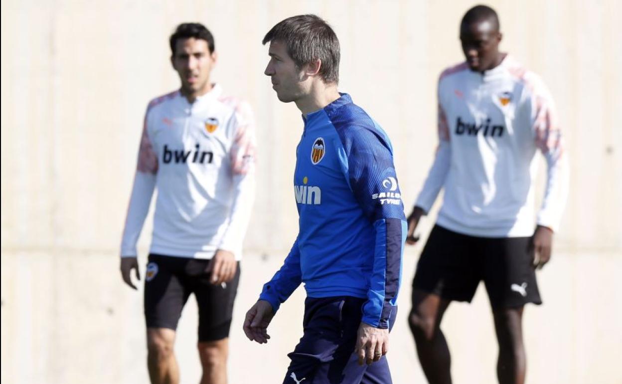 Celades, ante Parejo y Diakhaby durante un entrenamiento.