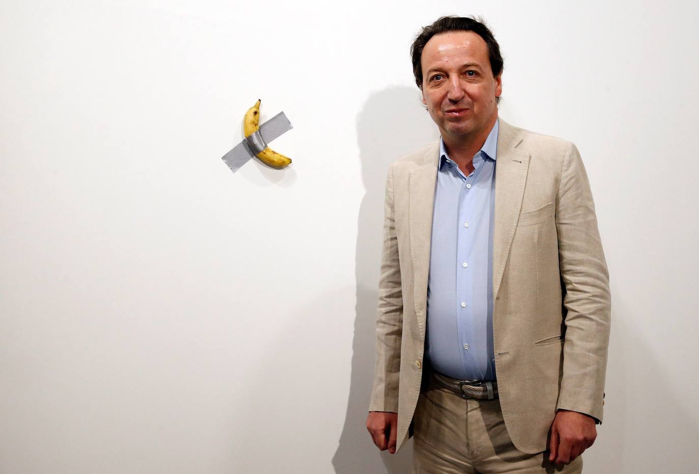 Fotos: Una banana pegada a la pared, vendida por 120.000 dólares en la feria Art Basel