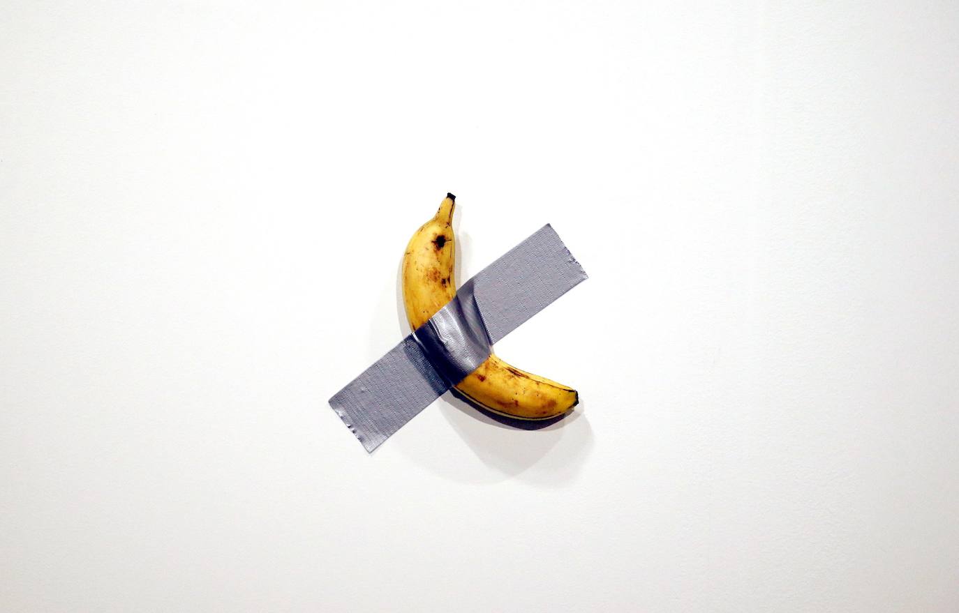 Fotos: Una banana pegada a la pared, vendida por 120.000 dólares en la feria Art Basel