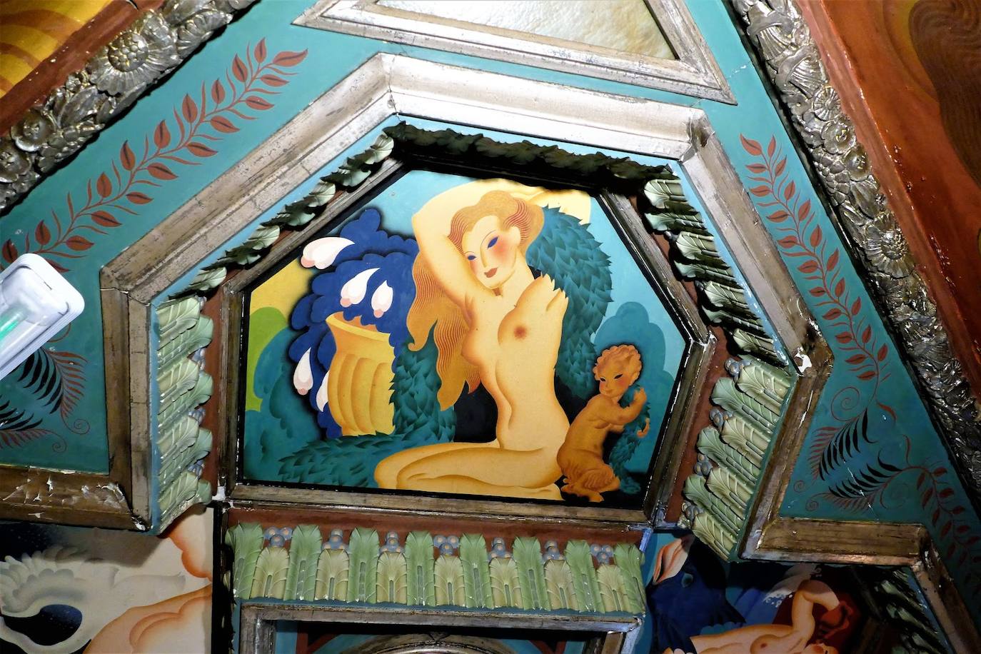 Grietas y pérdida de pigmento dañan el único fresco del artista en Valencia | La obra de la década de los años 30 está situada en un palacio del centro histórico que alberga un restaurante italiano