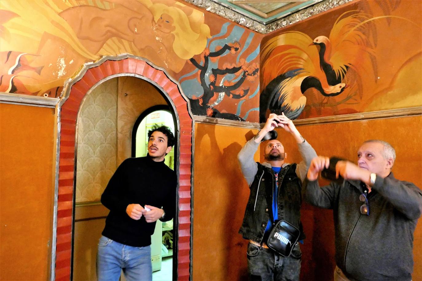 Grietas y pérdida de pigmento dañan el único fresco del artista en Valencia | La obra de la década de los años 30 está situada en un palacio del centro histórico que alberga un restaurante italiano