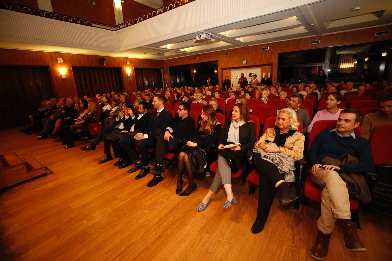 El Ateneo Mercantil hizo entrega este lunes de la cuarta edición de sus premios que pretenden reconocer la trayectoria laboral de los galardonados así como el hecho de llevar el nombre de Valencia y la Comunitat por España y el mundo.