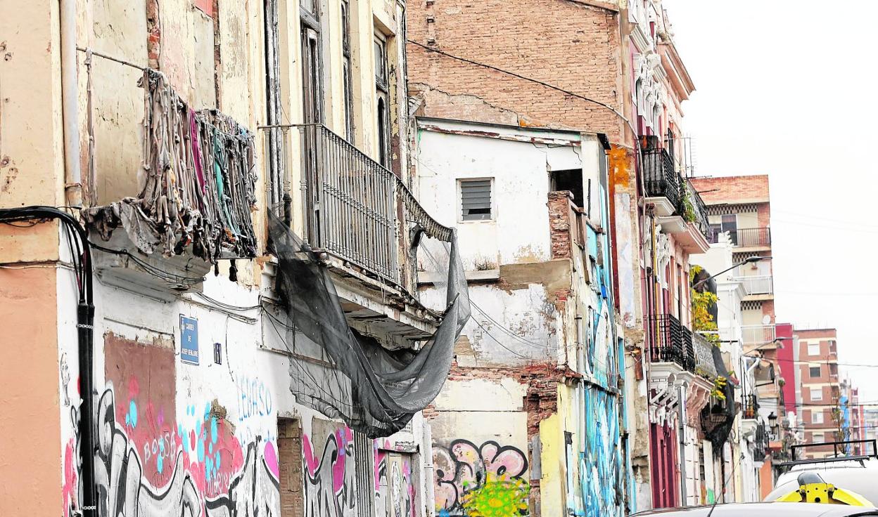 Edificios pendientes de rehabilitar en una de las zonas más degradadas del barrio del Cabanyal. 