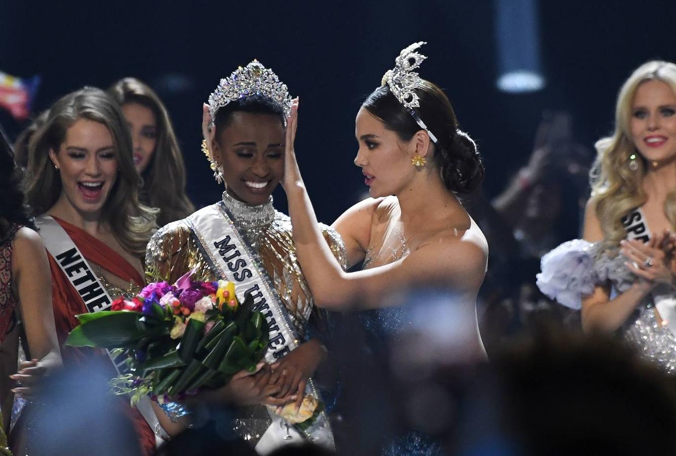 La sudafricana Zozibini Tunzi ha sido proclamada ganadora de Miss Universo 2019 en una gala celebrada en Atlanta (EEUU). La representante de Sudáfrica se impuso en la última ronda a la puertorriqueña Madison Anderson, que fue nombrada primera dama de honor; y a la mexicana Sofía Aragón, que escogida como segunda dama de honor. Tunzi, de 26 años, sucede como ganadora de Miss Universo a la filipina Catriona Gray, la vencedora del año pasado. 