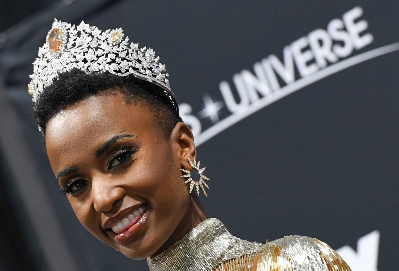 La sudafricana Zozibini Tunzi ha sido proclamada ganadora de Miss Universo 2019 en una gala celebrada en Atlanta (EEUU). La representante de Sudáfrica se impuso en la última ronda a la puertorriqueña Madison Anderson, que fue nombrada primera dama de honor; y a la mexicana Sofía Aragón, que escogida como segunda dama de honor. Tunzi, de 26 años, sucede como ganadora de Miss Universo a la filipina Catriona Gray, la vencedora del año pasado. 