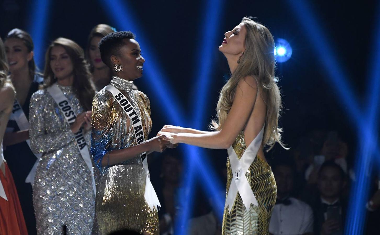 La sudafricana Zozibini Tunzi ha sido proclamada ganadora de Miss Universo 2019 en una gala celebrada en Atlanta (EEUU). La representante de Sudáfrica se impuso en la última ronda a la puertorriqueña Madison Anderson, que fue nombrada primera dama de honor; y a la mexicana Sofía Aragón, que escogida como segunda dama de honor. Tunzi, de 26 años, sucede como ganadora de Miss Universo a la filipina Catriona Gray, la vencedora del año pasado. 