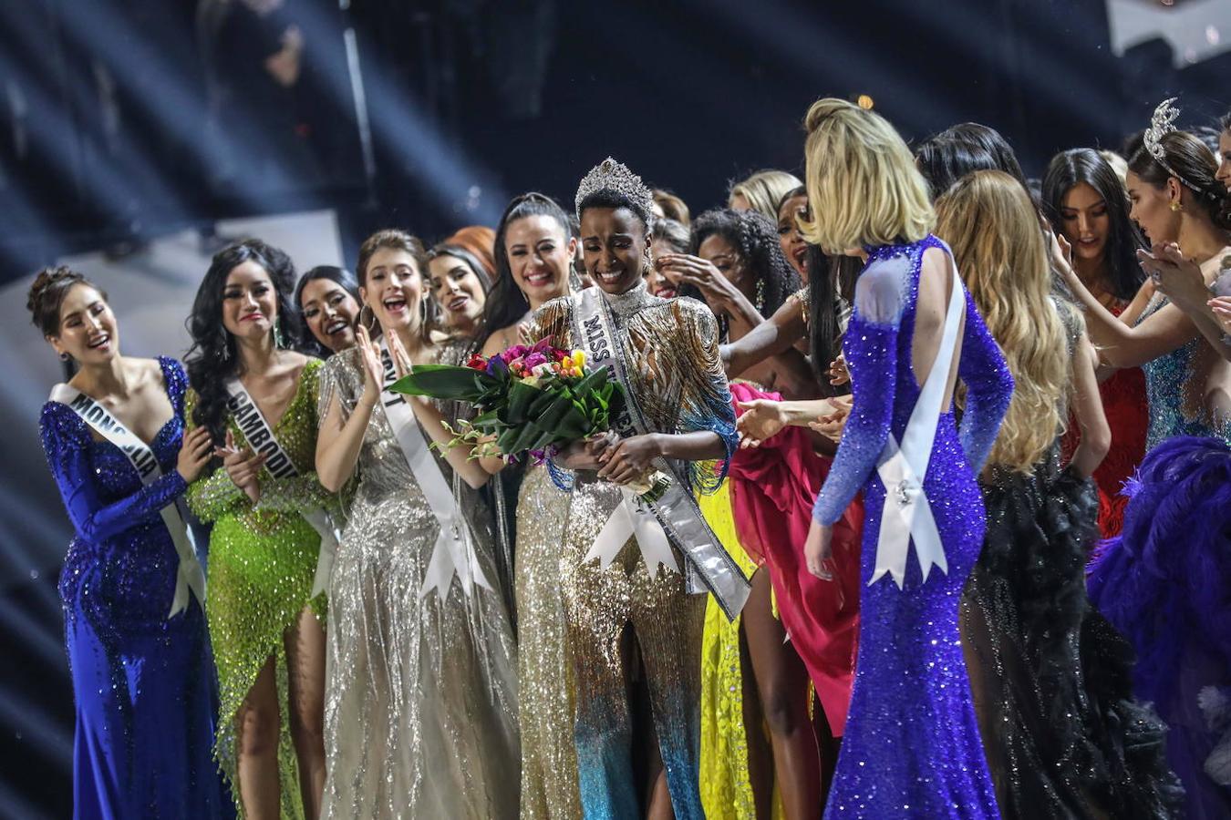 La sudafricana Zozibini Tunzi ha sido proclamada ganadora de Miss Universo 2019 en una gala celebrada en Atlanta (EEUU). La representante de Sudáfrica se impuso en la última ronda a la puertorriqueña Madison Anderson, que fue nombrada primera dama de honor; y a la mexicana Sofía Aragón, que escogida como segunda dama de honor. Tunzi, de 26 años, sucede como ganadora de Miss Universo a la filipina Catriona Gray, la vencedora del año pasado. 