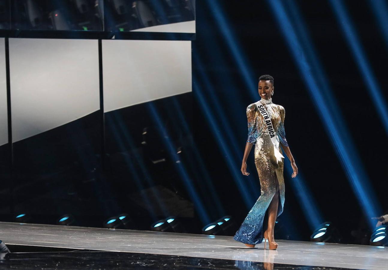 La sudafricana Zozibini Tunzi ha sido proclamada ganadora de Miss Universo 2019 en una gala celebrada en Atlanta (EEUU). La representante de Sudáfrica se impuso en la última ronda a la puertorriqueña Madison Anderson, que fue nombrada primera dama de honor; y a la mexicana Sofía Aragón, que escogida como segunda dama de honor. Tunzi, de 26 años, sucede como ganadora de Miss Universo a la filipina Catriona Gray, la vencedora del año pasado. 