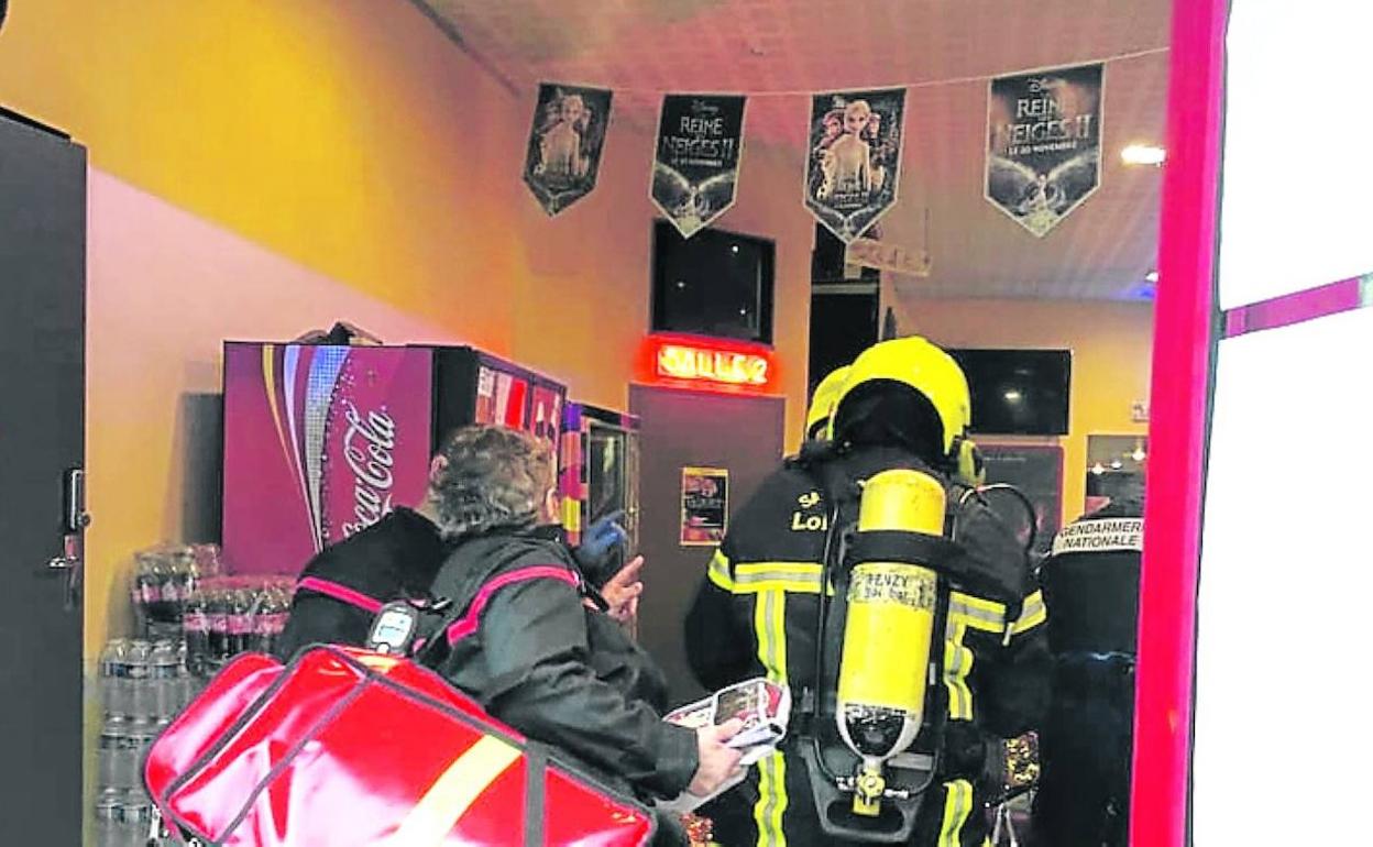 Los bomberos acceden al cine. 