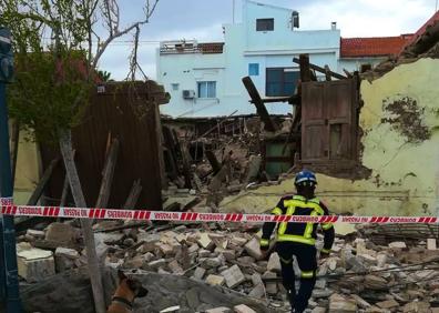 Imagen secundaria 1 - Una nave en ruinas se desploma en el Cabanyal