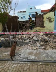 Imagen secundaria 2 - Una nave en ruinas se desploma en el Cabanyal