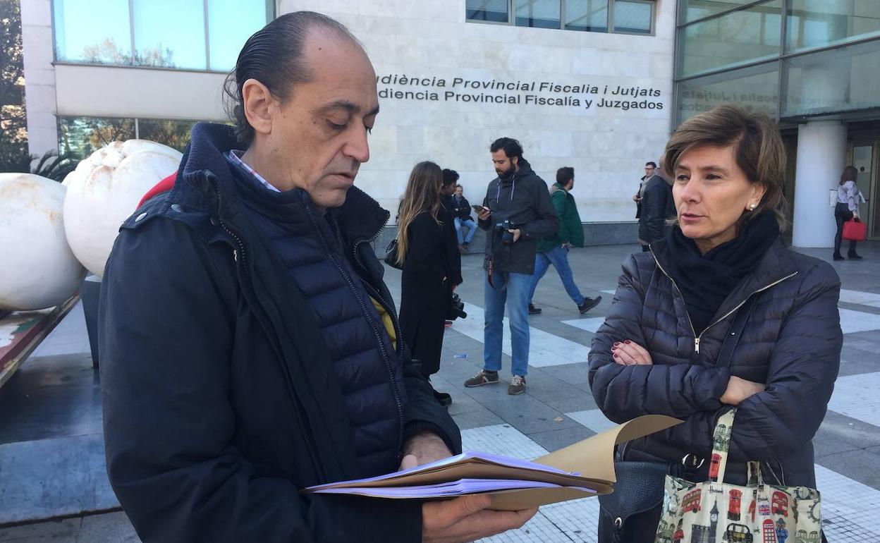 Miembros de Vox tras cursar la denuncia en la Ciudad de la Justicia de Valencia. 