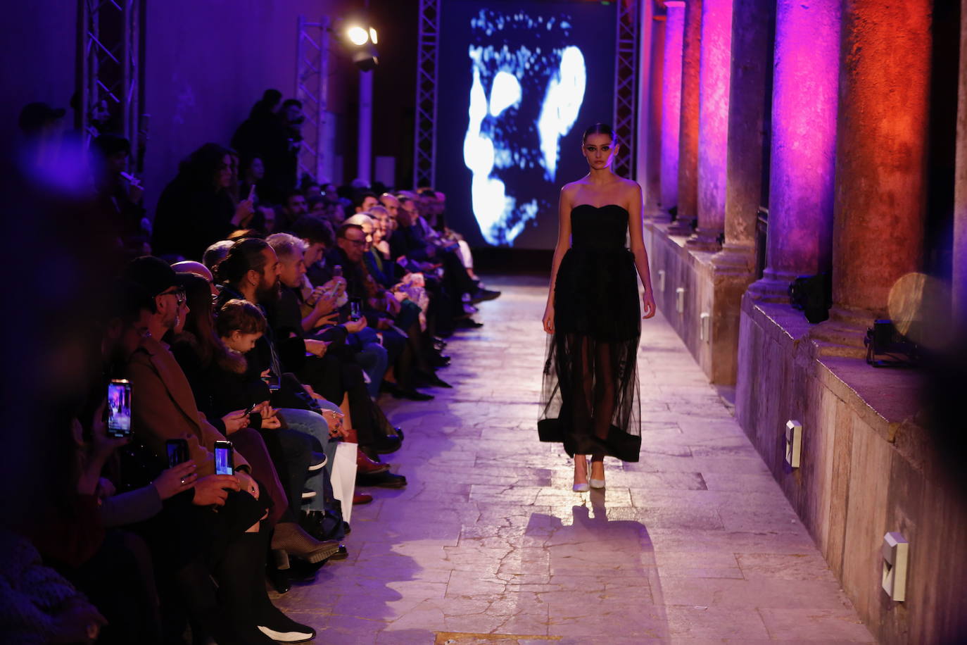 El edificio histórico acoge una muestra de destacados diseñadores valencianos como Alejandro Resta, Andra Cora, Belén Fernández, Cubero Quesada, Daluna, Dominnico, Estudio Savage, Eugenio Loarce, Francis Montesinos, Greta by Claudia B., Gurillo, Higinio Mateu, Hortensia Maeso, Hupit, Jaime Piquer, Juan Vidal, Miguel Vizcaíno, Olimpia Sanchis, Pablo Erroz, Paco Roca, Roberto Diz, Serrano Atelier, Siglo Cero, Ulises Mérida, Visori e Yvan Andreu. 