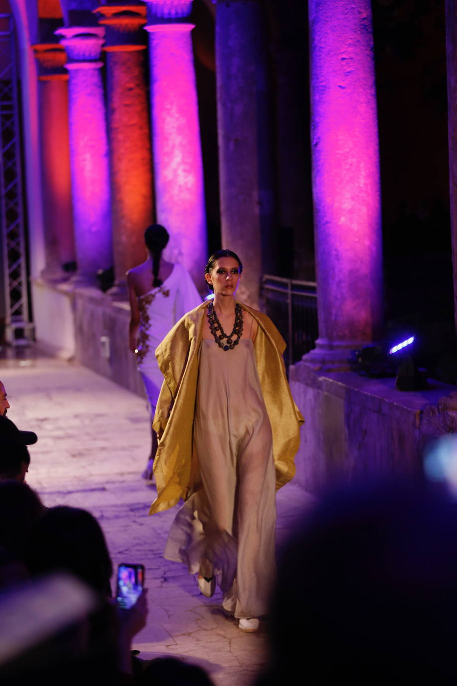 El edificio histórico acoge una muestra de destacados diseñadores valencianos como Alejandro Resta, Andra Cora, Belén Fernández, Cubero Quesada, Daluna, Dominnico, Estudio Savage, Eugenio Loarce, Francis Montesinos, Greta by Claudia B., Gurillo, Higinio Mateu, Hortensia Maeso, Hupit, Jaime Piquer, Juan Vidal, Miguel Vizcaíno, Olimpia Sanchis, Pablo Erroz, Paco Roca, Roberto Diz, Serrano Atelier, Siglo Cero, Ulises Mérida, Visori e Yvan Andreu. 