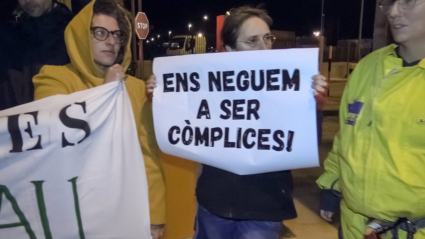 Protestas en el puerto de Sagunto por la llegada del carguero 'Bahri Abha' con material bélico comprado por Arabia Saudí