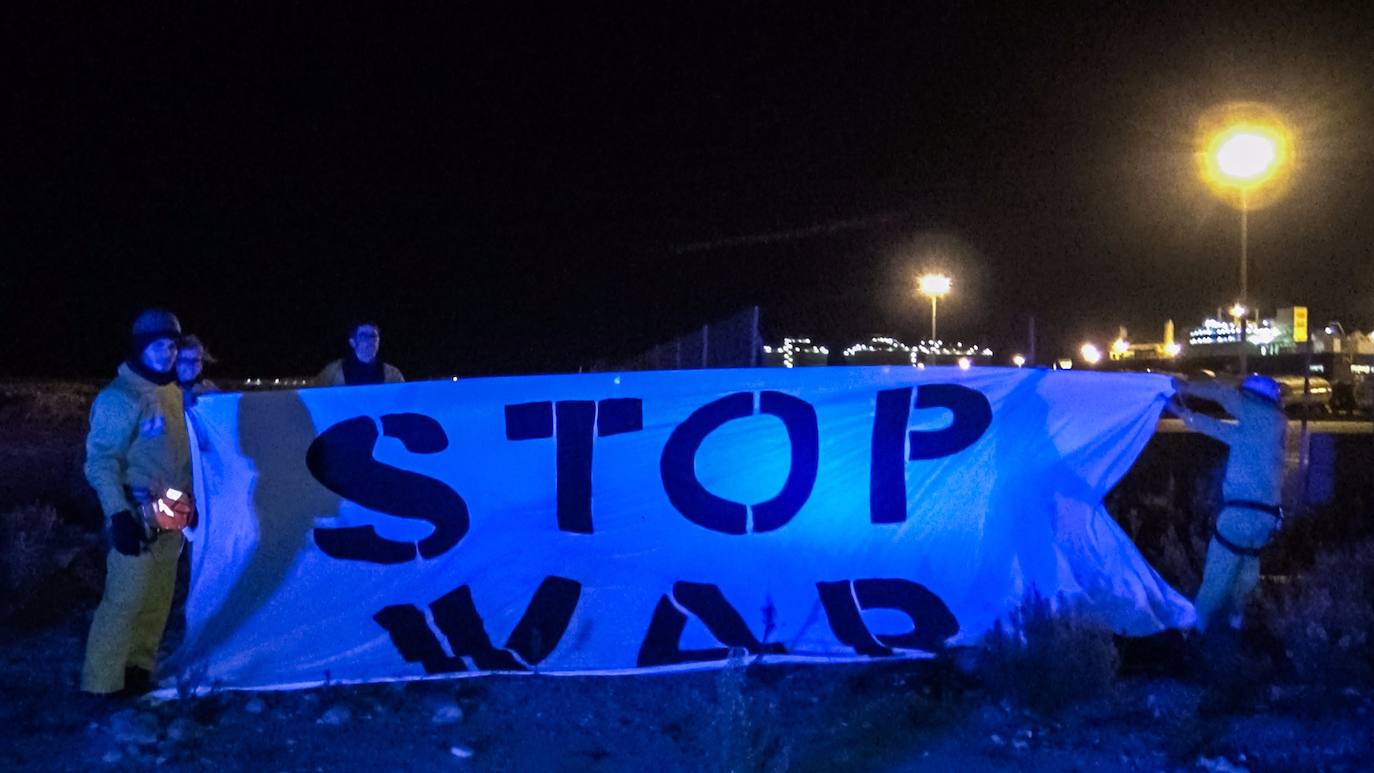 Protestas en el puerto de Sagunto por la llegada del carguero 'Bahri Abha' con material bélico comprado por Arabia Saudí