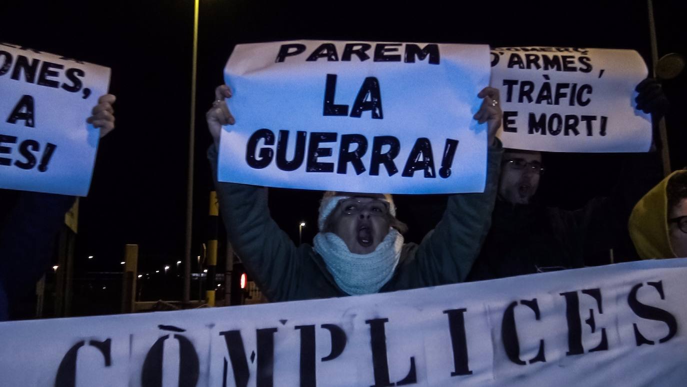 Protestas en el puerto de Sagunto por la llegada del carguero 'Bahri Abha' con material bélico comprado por Arabia Saudí