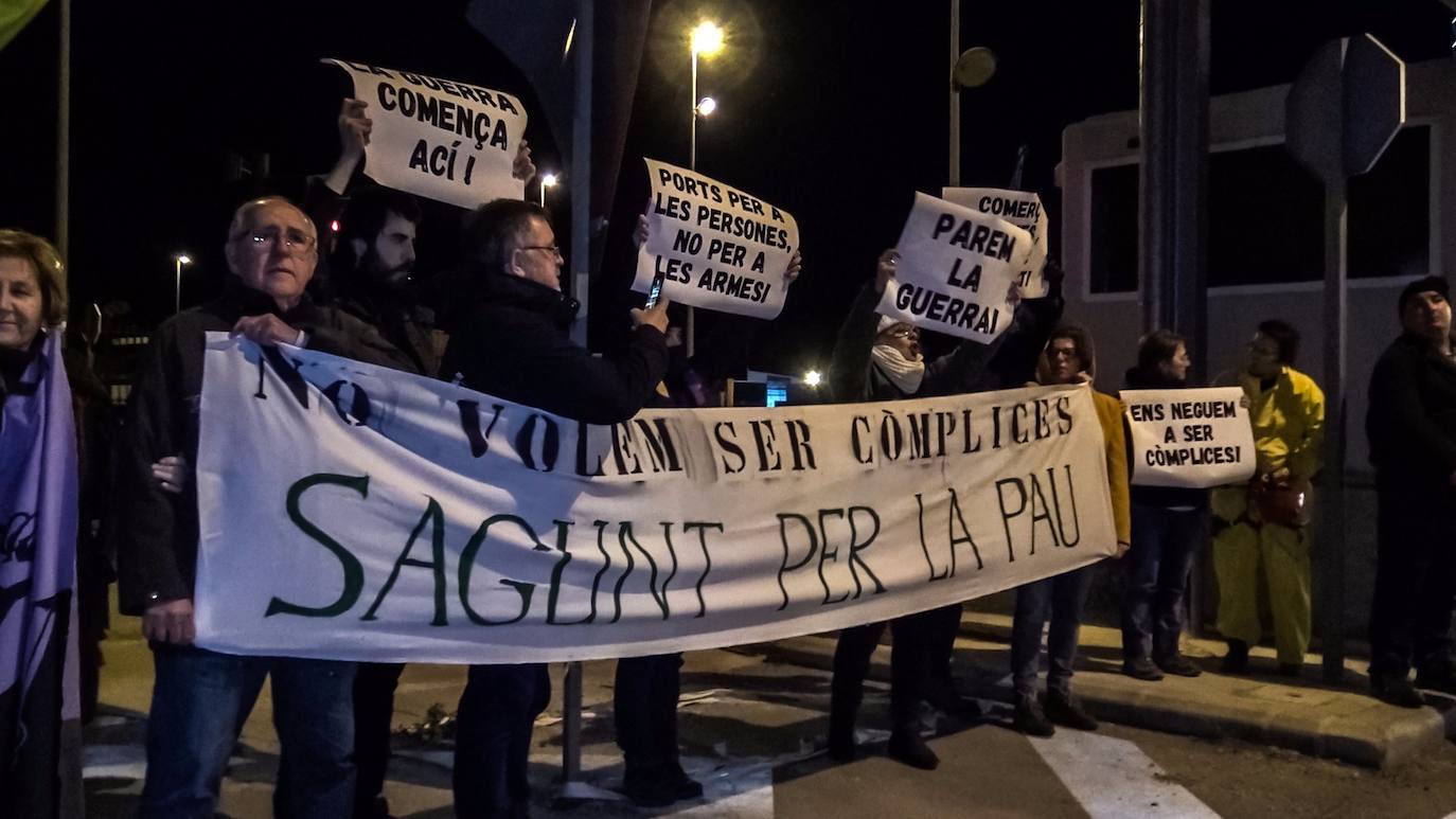 Protestas en el puerto de Sagunto por la llegada del carguero 'Bahri Abha' con material bélico comprado por Arabia Saudí