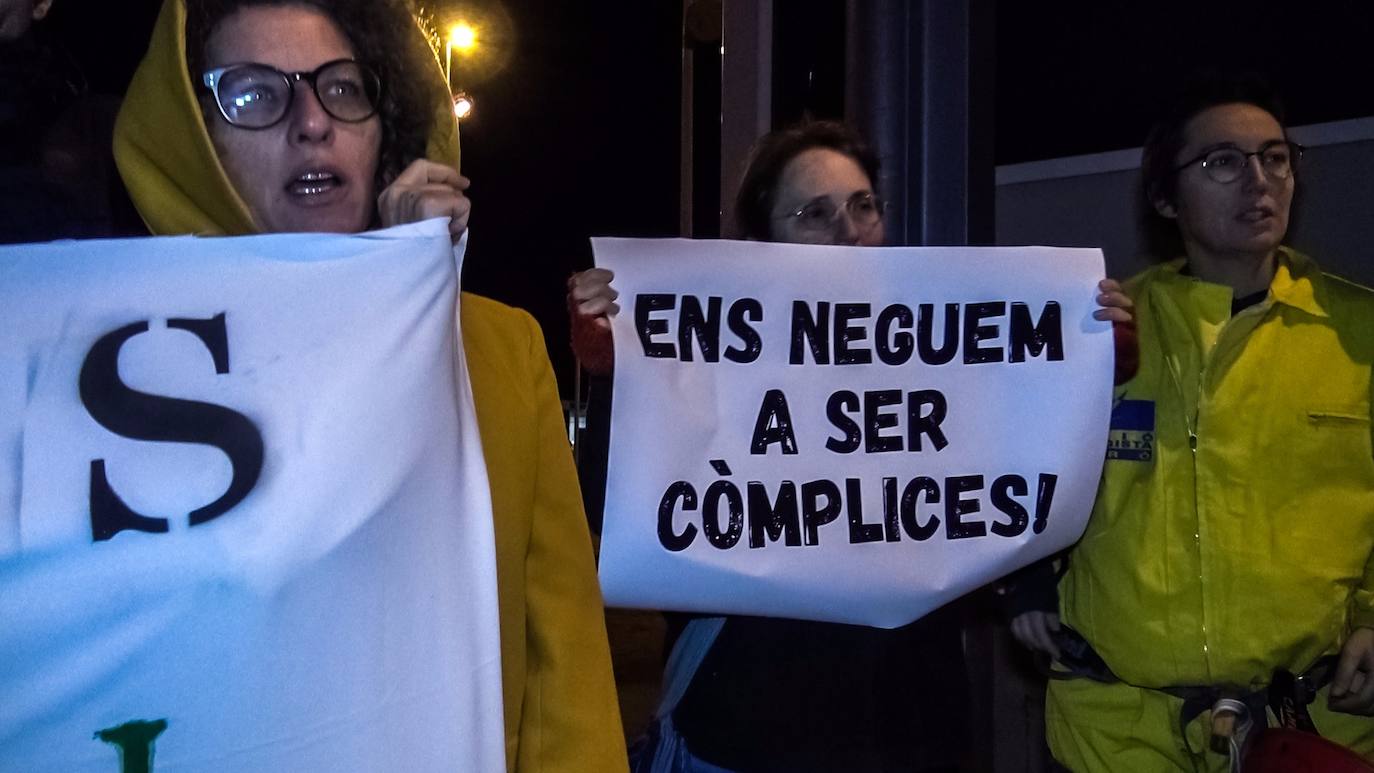 Protestas en el puerto de Sagunto por la llegada del carguero 'Bahri Abha' con material bélico comprado por Arabia Saudí