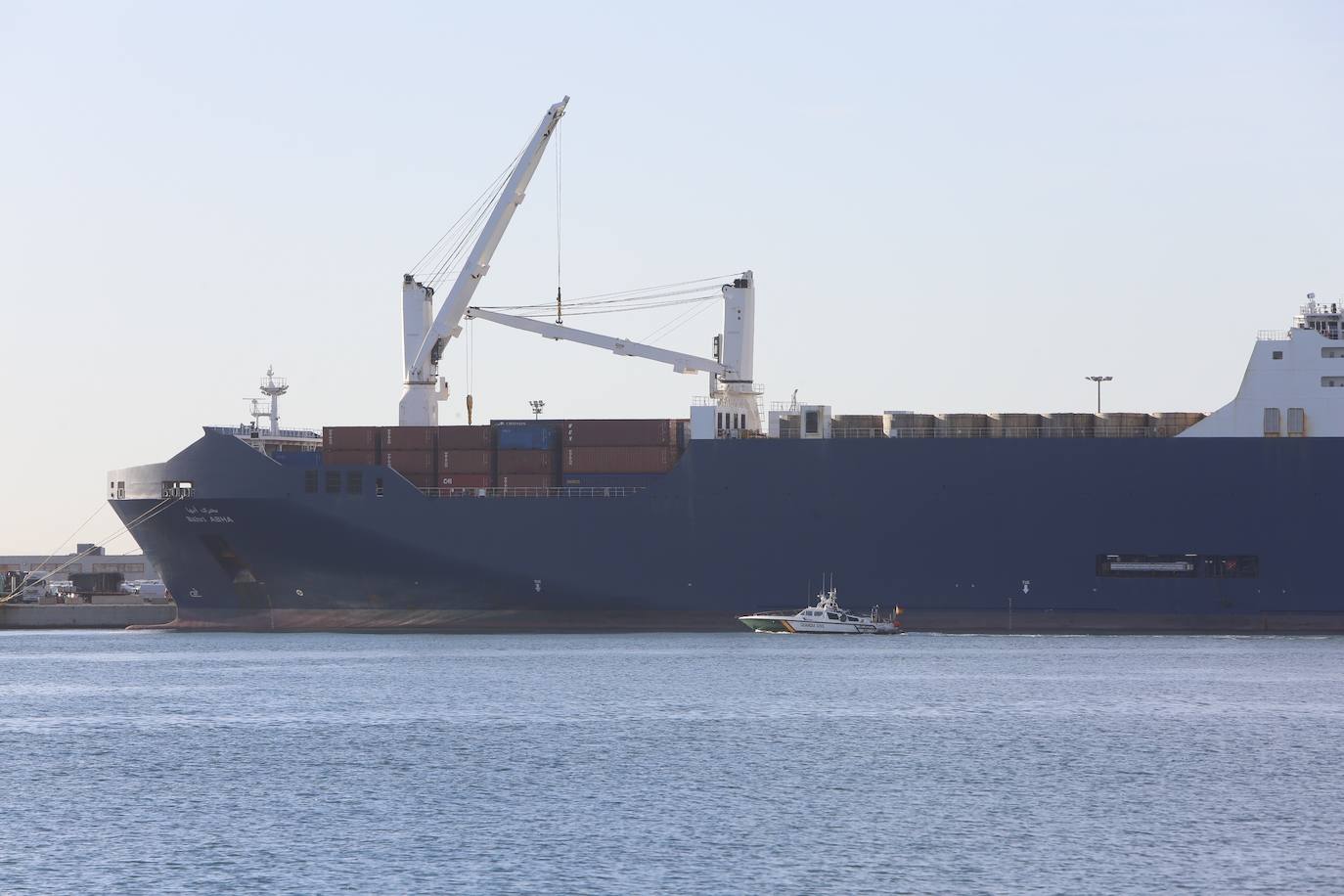 Protestas en el puerto de Sagunto por la llegada del carguero 'Bahri Abha' con material bélico comprado por Arabia Saudí