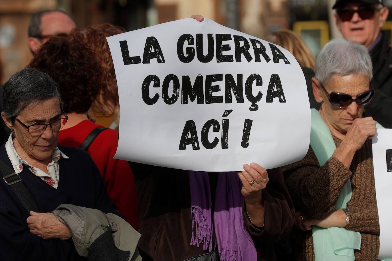 Protestas por la llegada del carguero 'Bahri Abha' con material bélico comprado por Arabia Saudí al puerto de Sagunto