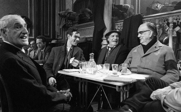Cela (dcha.) junto a Paco Rabal, Mario Pardo y Luis Escobar en una escena de 'La colmena' (1982), de Mario Camus. 