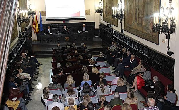 Imagen principal - La Policía reclama prevención contra la violencia de género: «Nuestra intervención se produce cuando ya ha ocurrido lo peor»