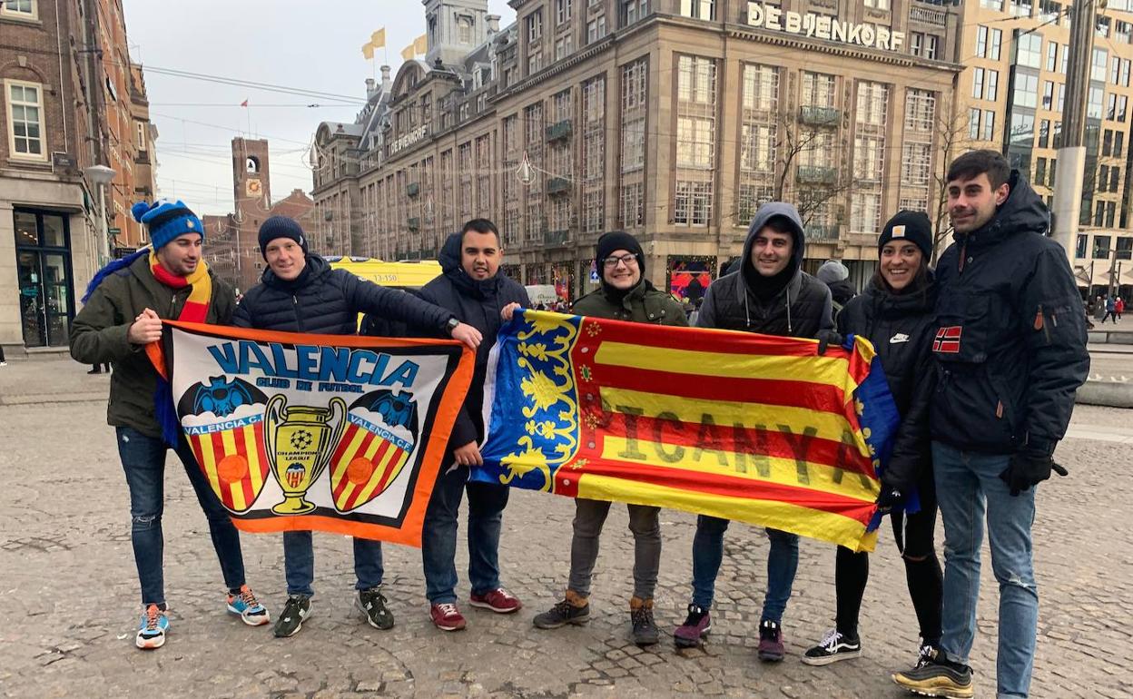 Aficionados del Valencia por las calles de Ámsterdam. 