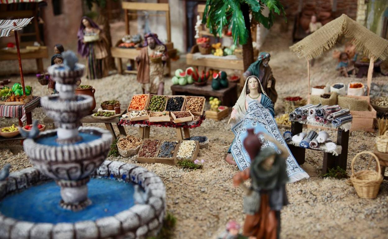 El belén del Mercado Central está realizado por los propios vendedores. 