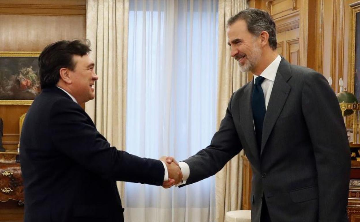 Felipe VI durante la audiencia con el diputado de Teruel Existe Tomás Guitarte. 