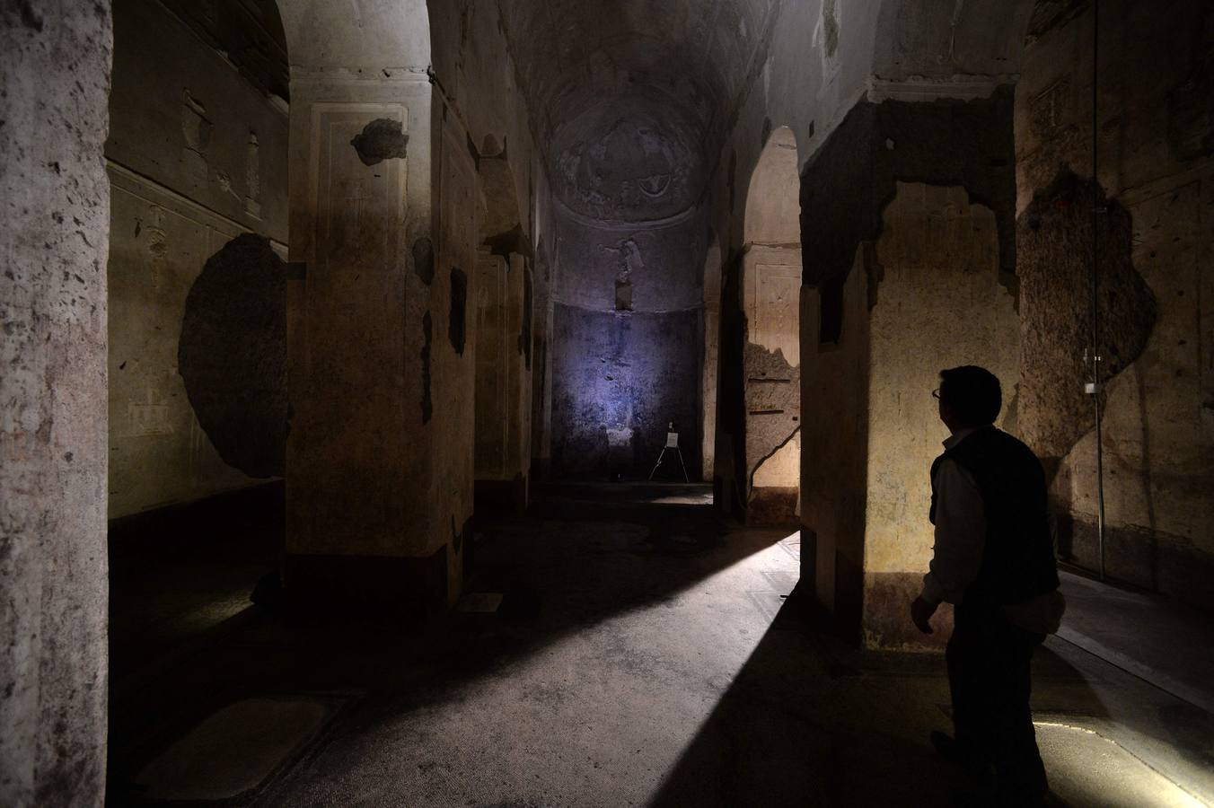 Sería Tito Statilio Tauro, miembro de una secta mistérica, quien creó en este lugar un espacio de reunión y culto neopitagórico, según la tesis del historiador francés Jérome Carcopino, aunque los descubrimientos más recientes dan a entender que en la basílica se combinó el uso funerario con el religioso.