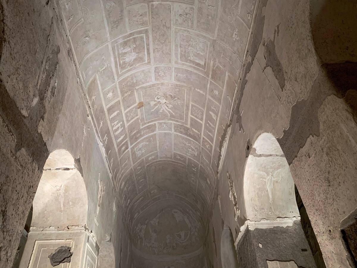 La basílica subterránea romana de Porta Maggiore, un extraordinario monumento del siglo I d.C. ubicado bajo unas vías de tren, ha abierto sus puertas este miércoles tras una compleja restauración, permitiendo disfrutar al público de una refinada y original decoración relacionada con cultos mágicos.