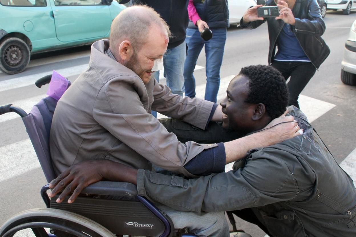 Álex agradeciendo a su héroe, Gorgui Lamine, que se hubiera arriesgado para salvarle. 