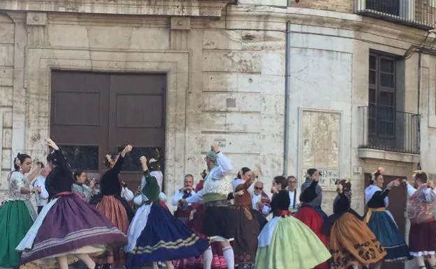 Demostración de bailes tradicionales en la plaza de la Virgen.